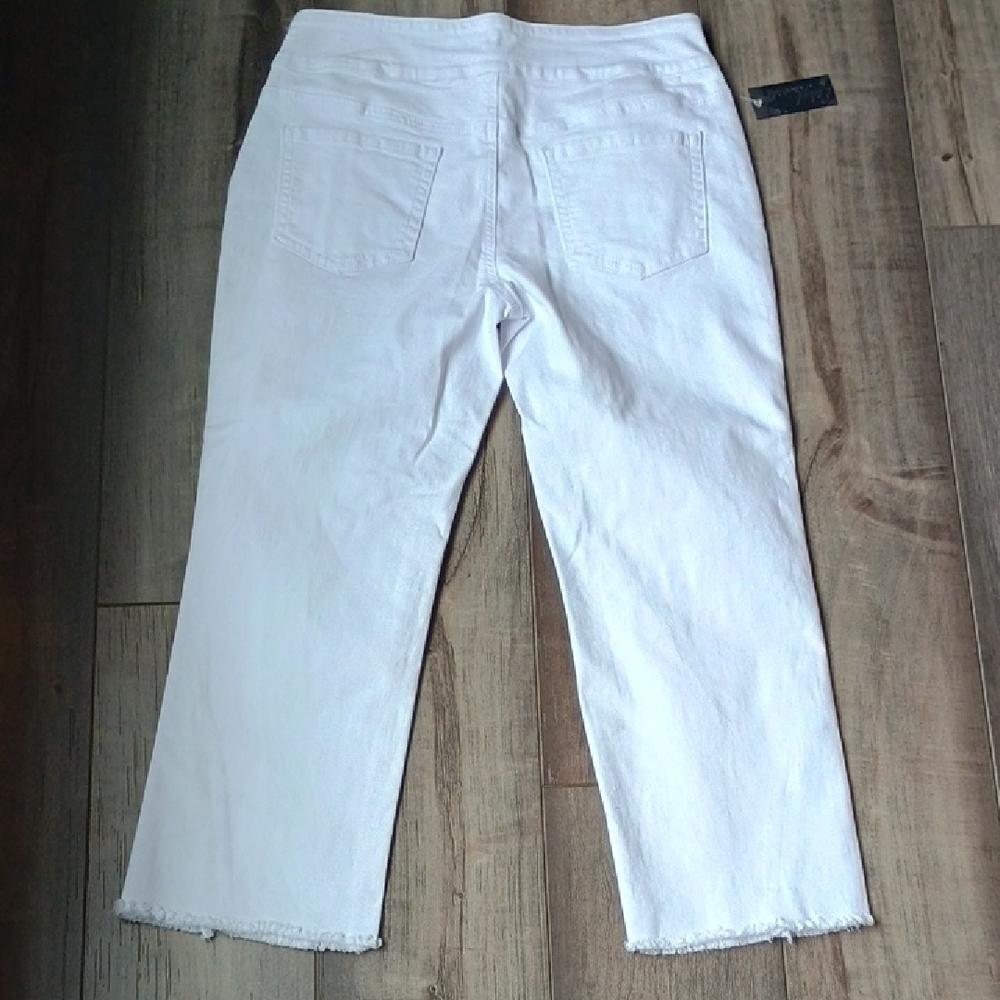 Stylish White Cropped Jeans for Women - Picture 8 of 12